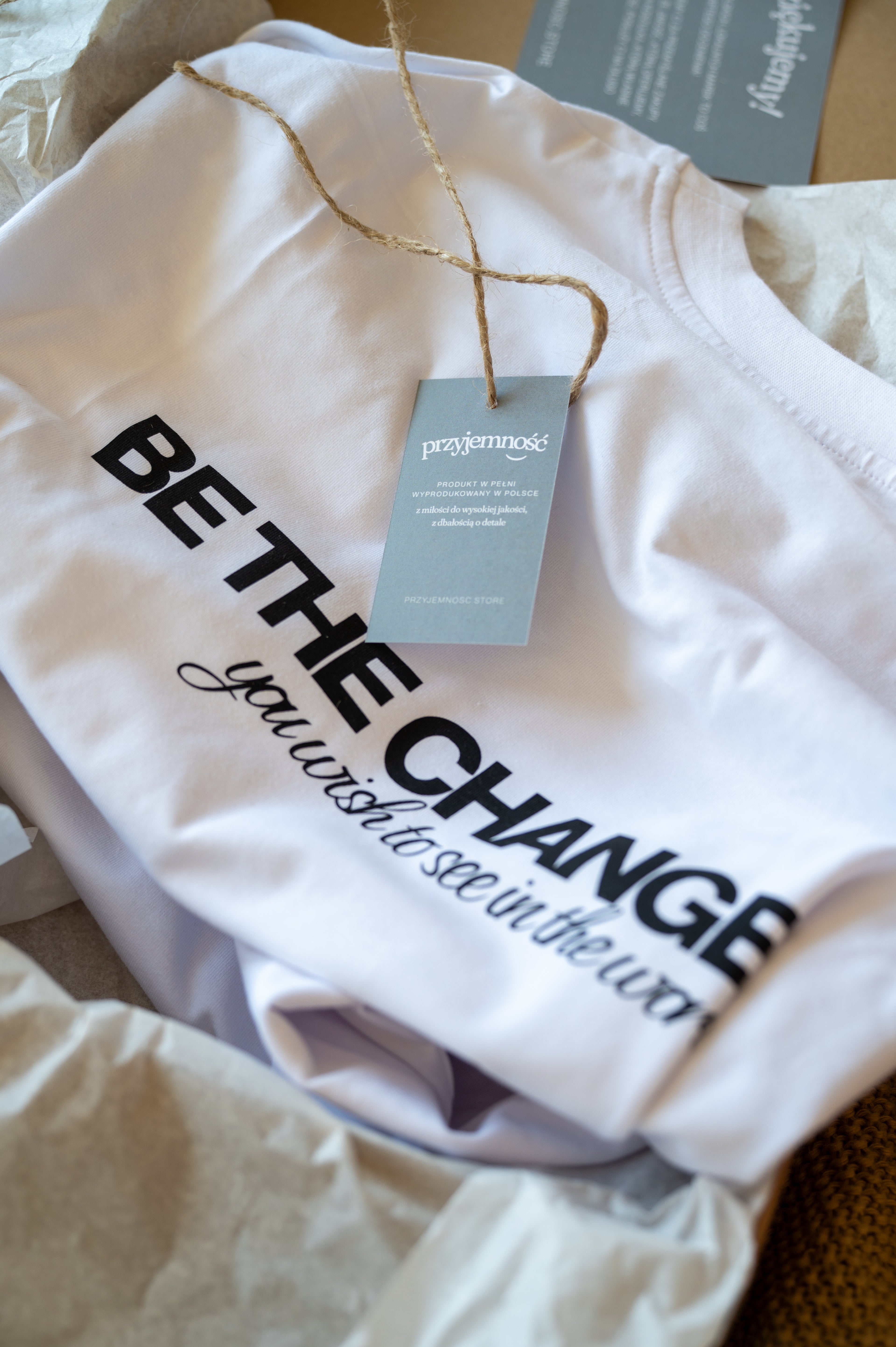 T-SHIRT BE THE CHANGE BIAŁY